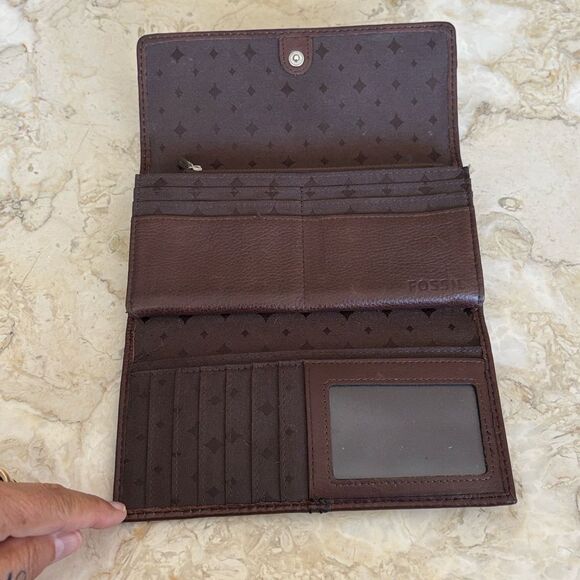 Fossil Maddox Tri-Fold Leather Wallet - Picture 8 of 16